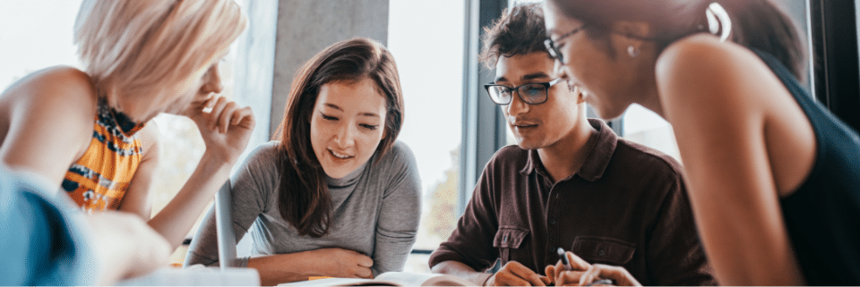 Schüler:innen der Swiss Academy arbeiten gemeinsam im Gymnasium an Lerninhalten und bereiten sich im Rahmen des englischsprachigen IGCSE- und A-Levels-Programms auf internationale Abschlüsse vor.