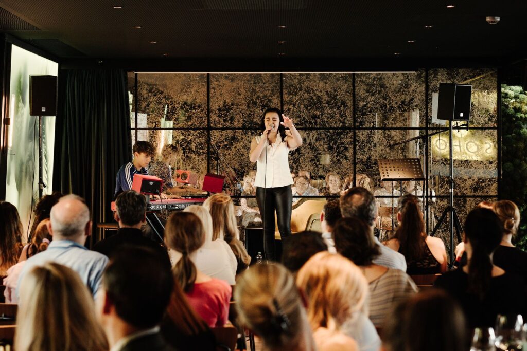 Kim Gygax live bei einer Aufführung