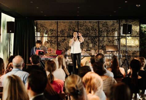 Kim Gygax live bei einer Aufführung