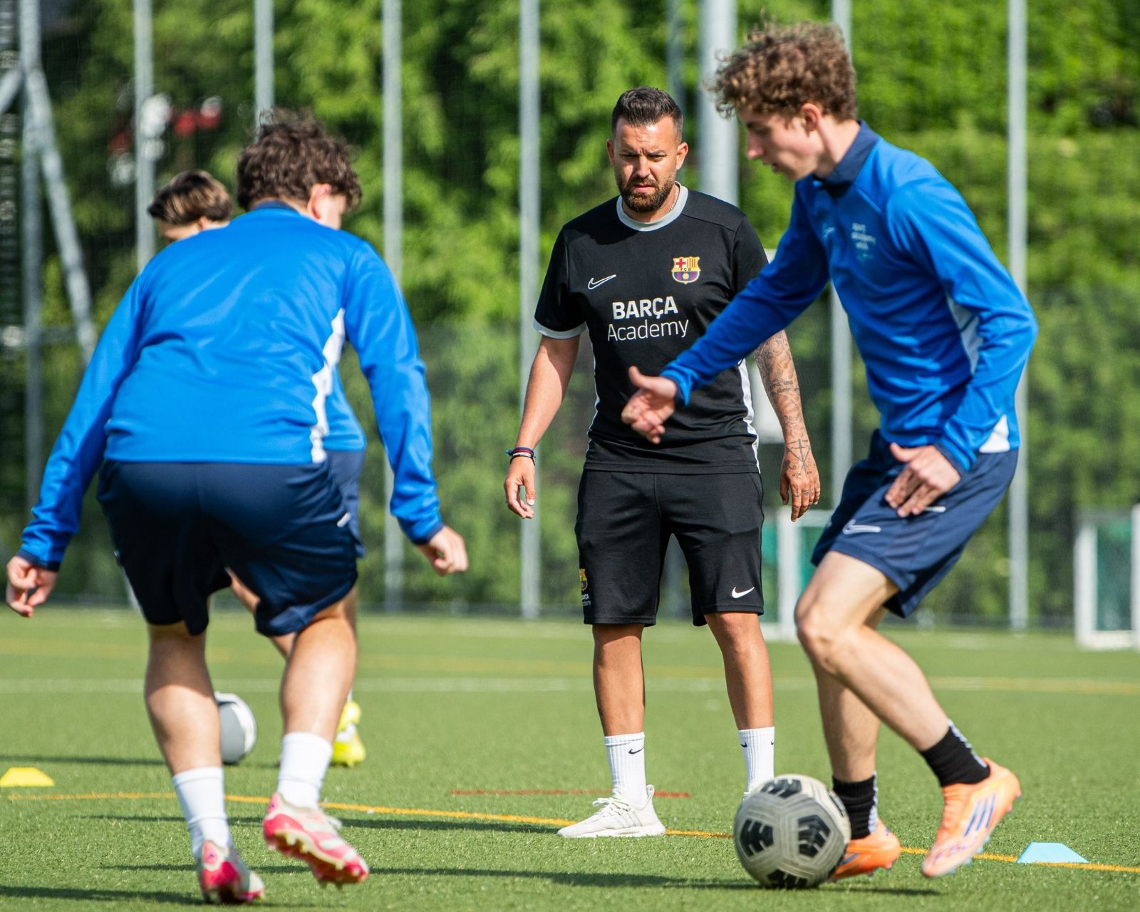 zwei Spieler im Training der Barca Academy